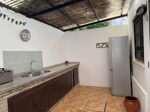 Coffee/tea maker, fridge, microwave, oven