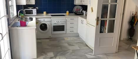 Réfrigérateur, four à micro-ondes, un four, surface de cuisson