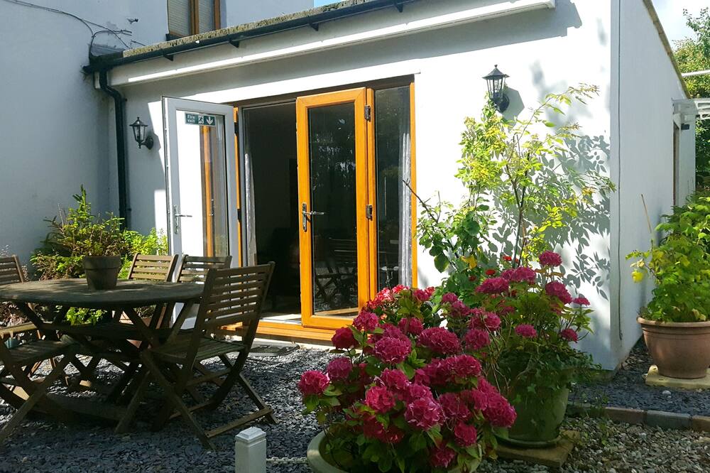 Cosy quiet semirural self contained 2 bed cottage in a rural village location.