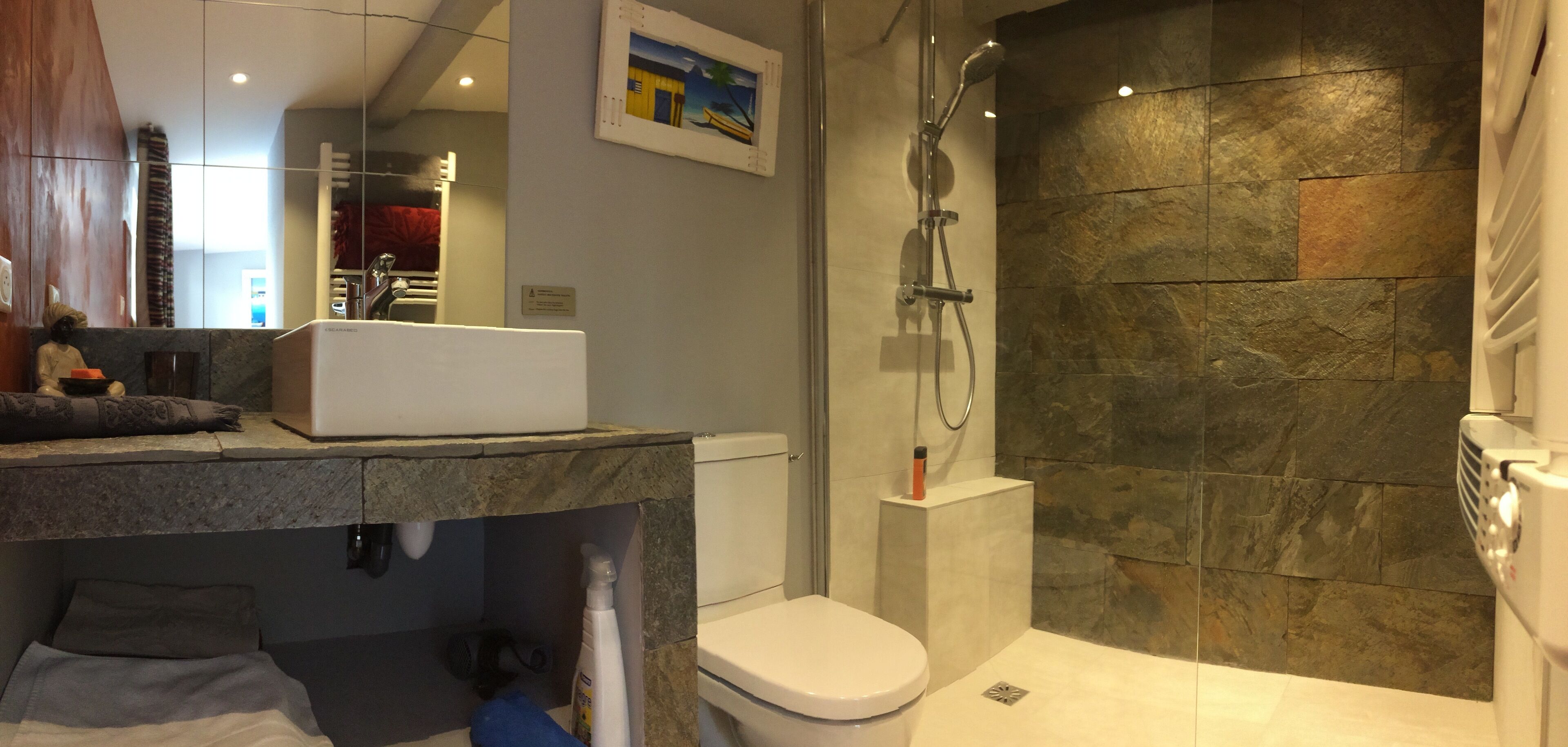 Air-conditioned room in downtown cottage