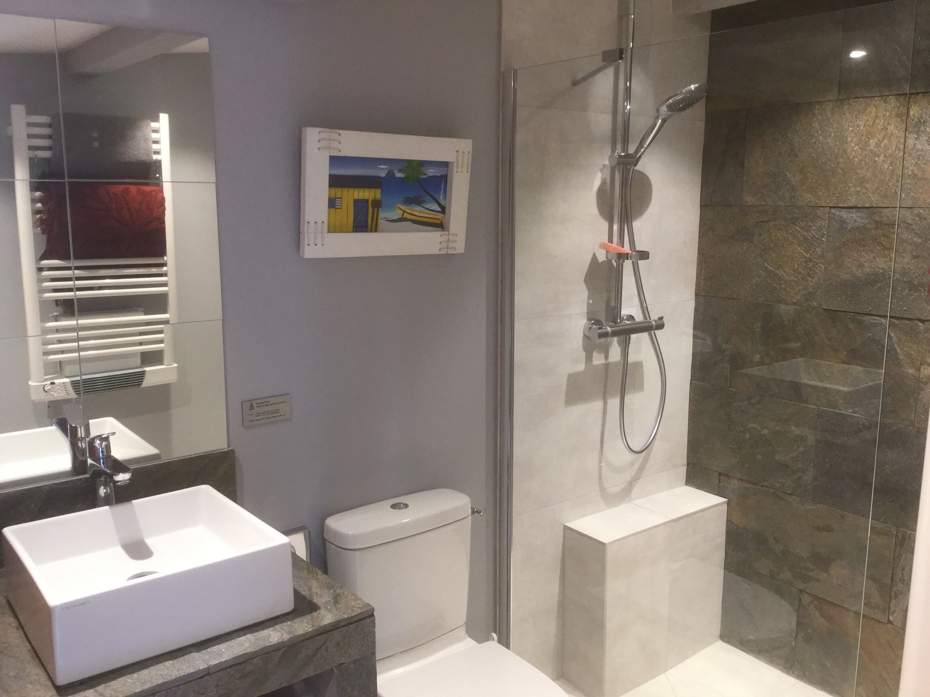 Air-conditioned room in downtown cottage