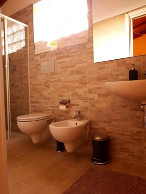 Shower, hair dryer, bidet, towels - Gardenia apartment (Città Sant'Angelo)