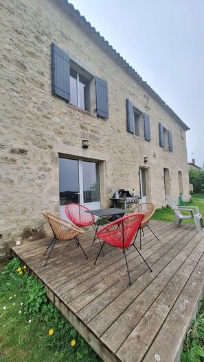 Outdoor dining - grande girondine in the heart of the montaigne and gurson vineyards (Saint-Vivien)