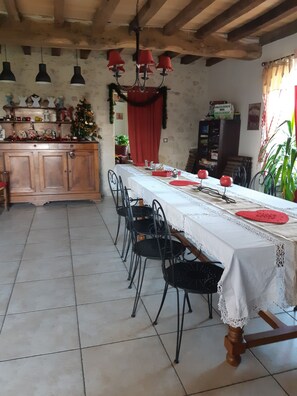 Dining - grande girondine in the heart of the montaigne and gurson vineyards (Saint-Vivien)