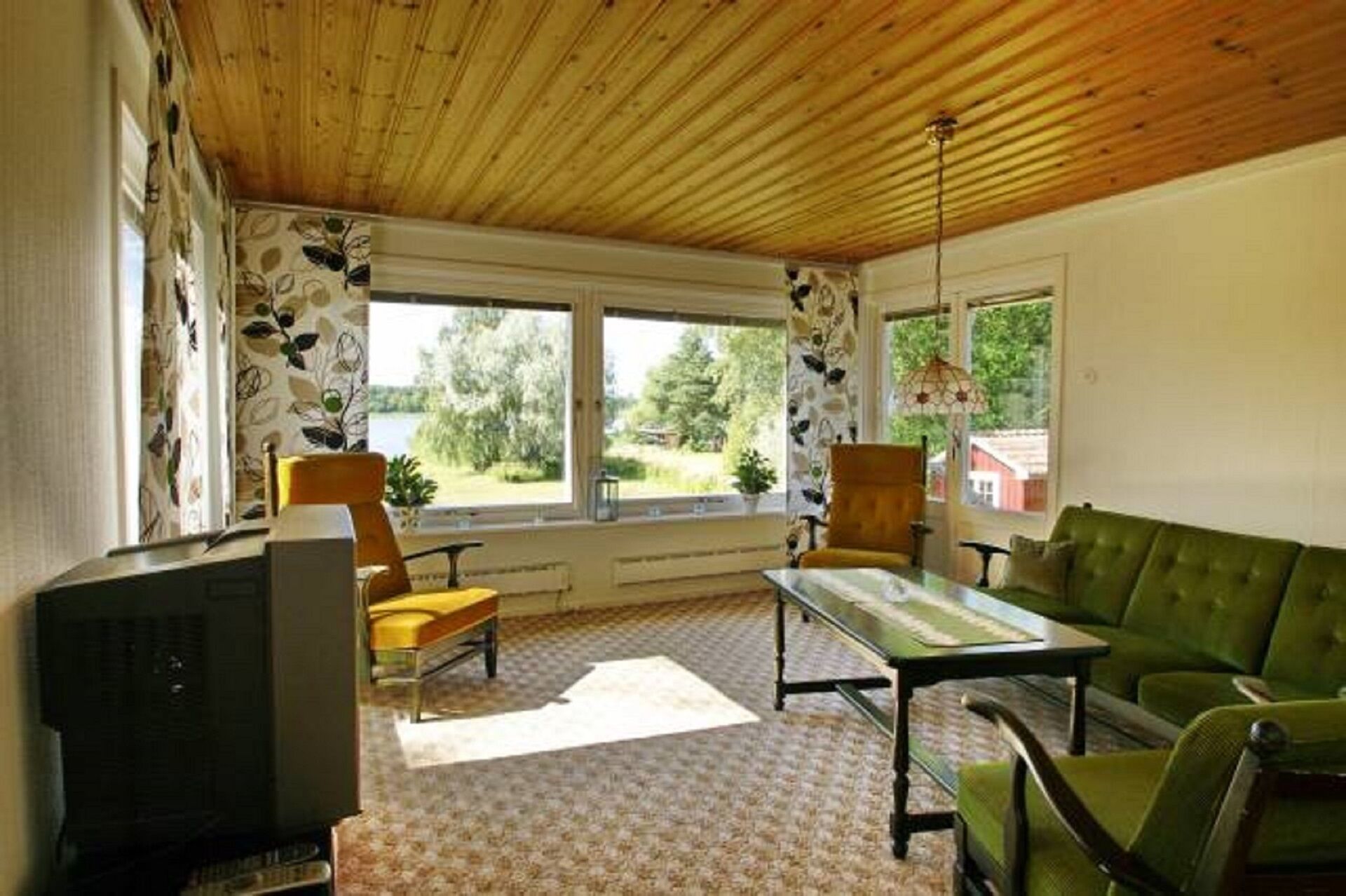 Cottage by the lake with private dock, boat, sauna and large garden with barbecue area