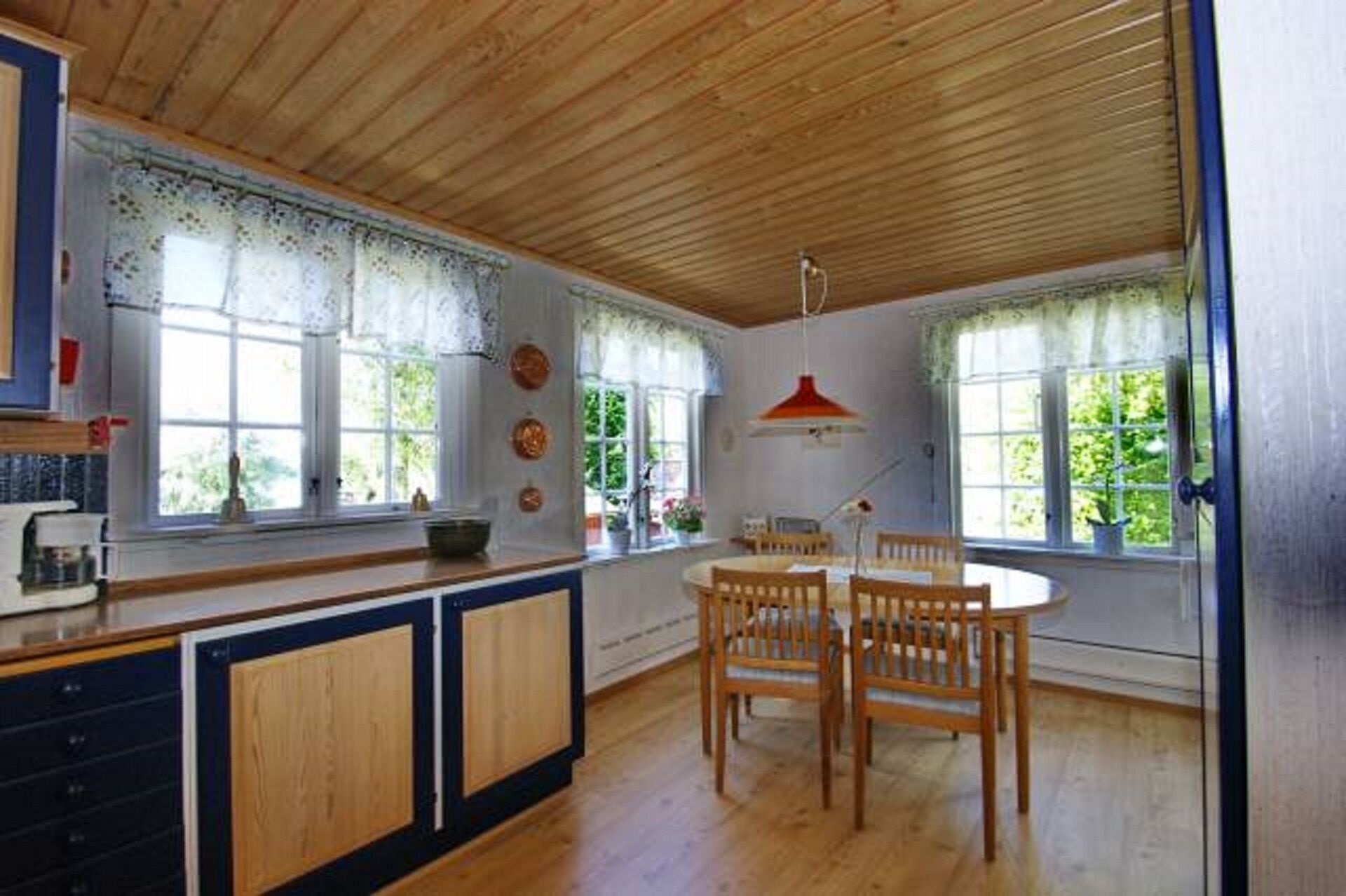 Cottage by the lake with private dock, boat, sauna and large garden with barbecue area