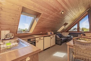 Fridge, oven, stovetop, dishwasher - Studio apartment with sea view (Grömitz)