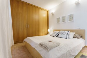2 bedrooms, iron/ironing board, Internet, bed sheets