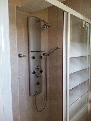 Combined shower/bathtub, hair dryer, towels, soap - PRIVATE ACCESS TO BEACH IN THE SAME URBANIZATION (El Campello)