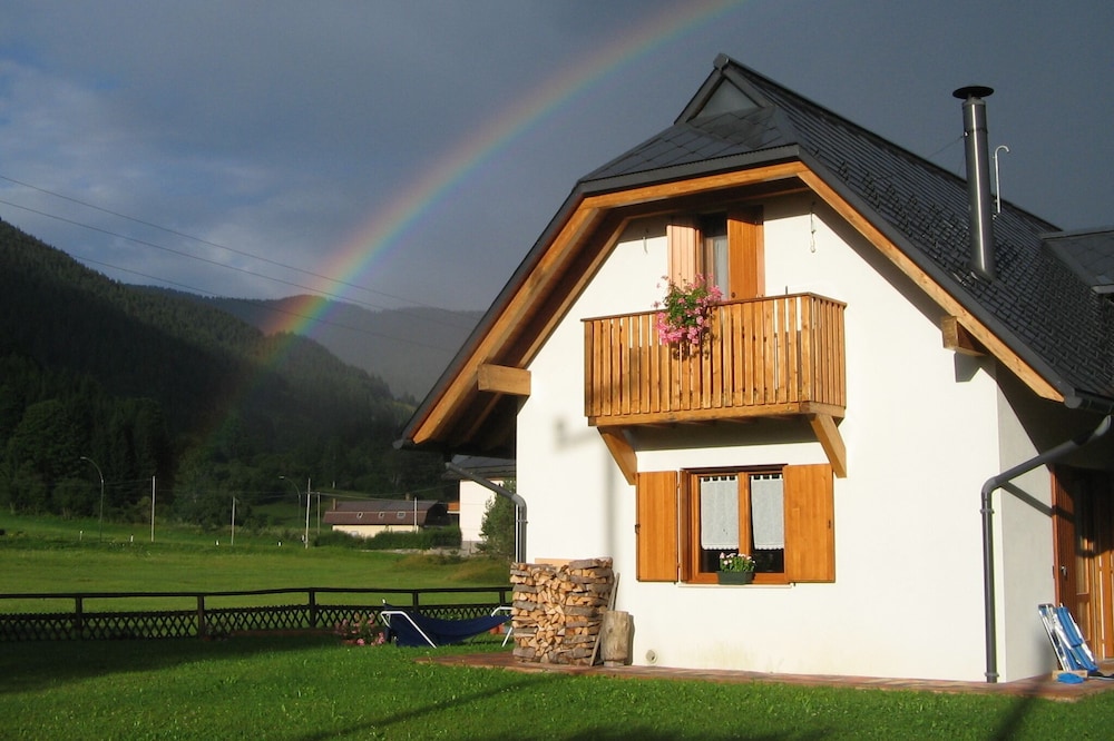 House overlooking the mountains, in a quiet and great location