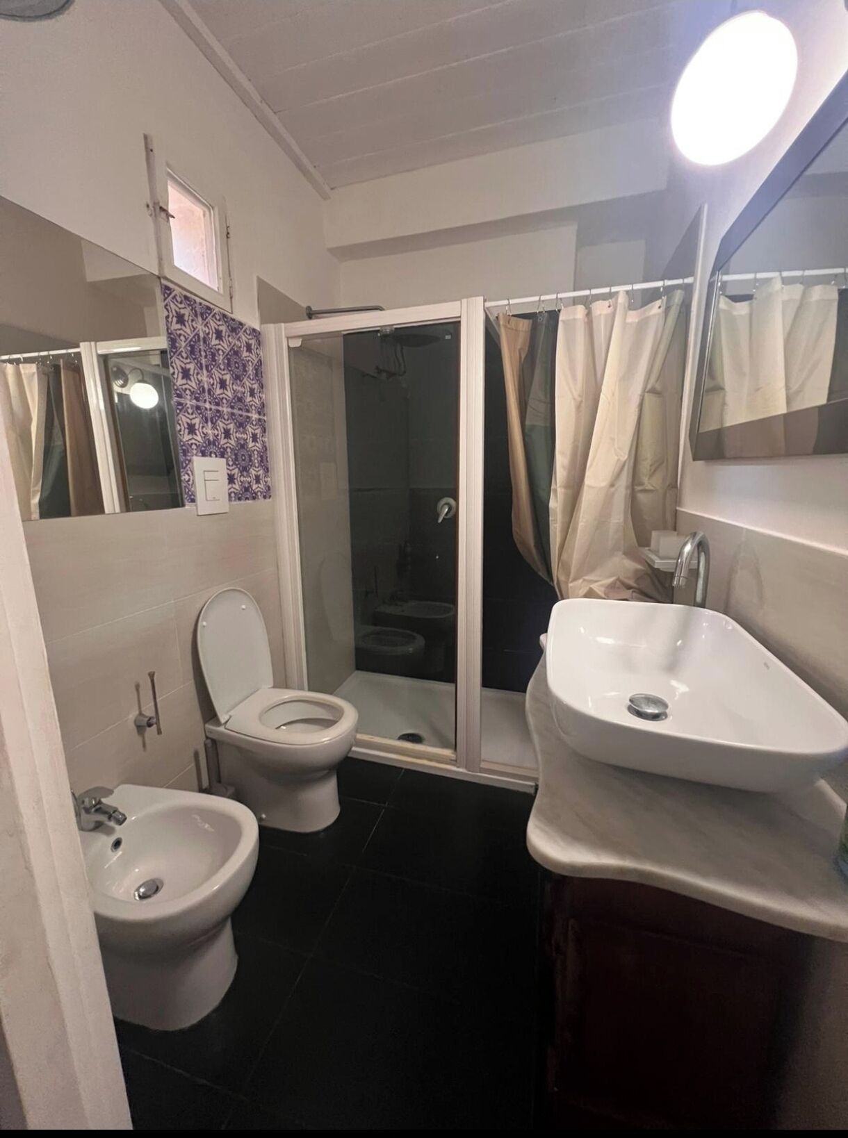 Douche, sèche-cheveux, bidet, serviettes fournies
