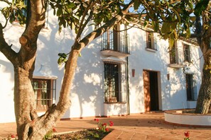 Exterior detail - A comfortable country house situated in the Natural Park, Sierra de Grazalema. (Grazalema)