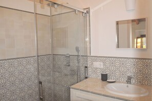 Combined shower/tub, hair dryer, bidet, towels