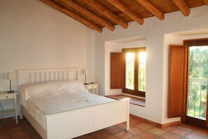 3 makuuhuonetta, silitysrauta/-lauta, ilmainen Wi-Fi, vuodevaatteet