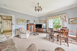 Fowey lounge/dining room