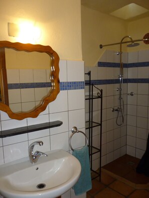 Dusj, hårføner og håndklær