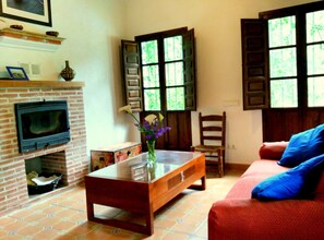 Smart TV, fireplace, DVD player, books - Restored mill with pool, barbecue, wifi. (Alhaurín el Grande)