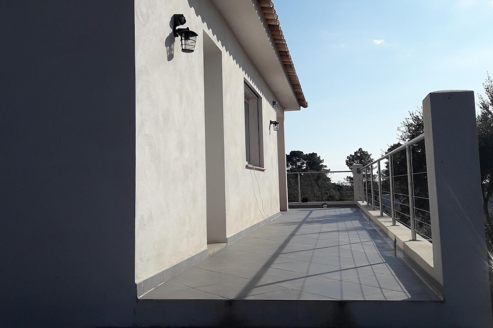 Top of sea view villa and 10 min walk