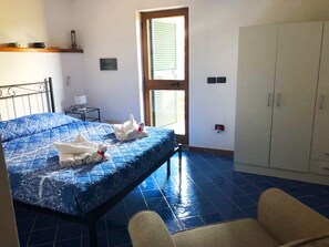 8 bedrooms, iron/ironing board, internet, bed sheets