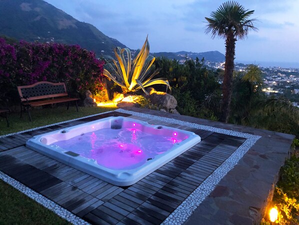 Outdoor spa tub
