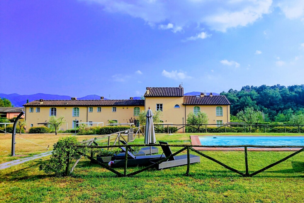 SunnySide, Tuscan FarmHouse on quiet Lucca Hills