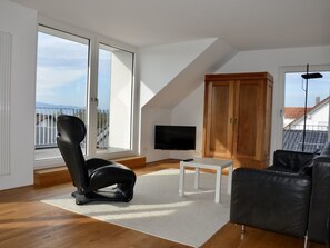 TV, ping pong, books, stereo - Apartment 180 degrees - on the 2nd floor with panoramic window, 180 degree lake and sea view. Mountain view (Wasserburg)