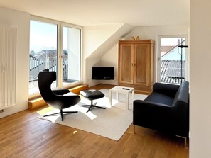 TV, ping pong, books, stereo