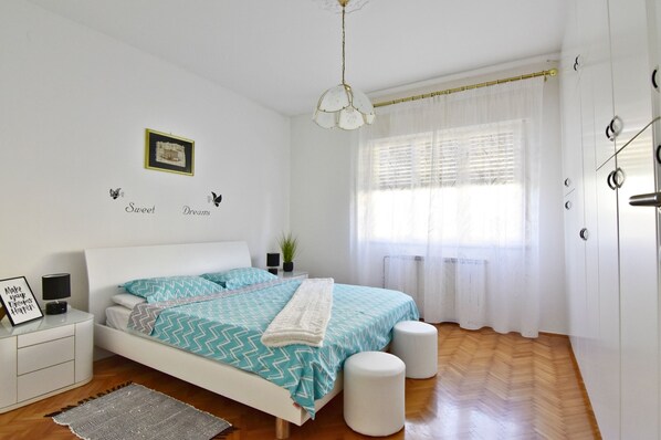 3 makuuhuonetta, silitysrauta/-lauta, ilmainen Wi-Fi, vuodevaatteet