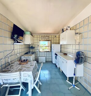 Frigorifero, forno, piano cottura, macchina per tè/caffè