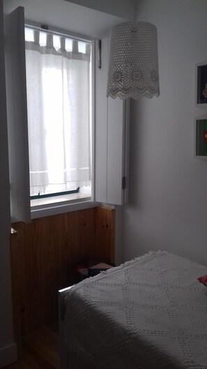 2 عدّة غرف نوم ومكتب وتجهيزات عازلة للصوت ومكواة/لوح كي