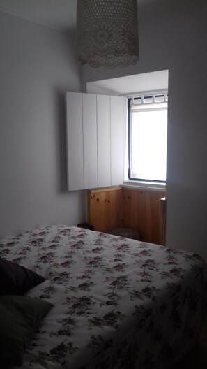 2 chambres, bureau, chambres insonorisées, fer et planche à repasser