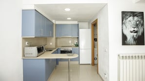 Fridge, microwave, oven, cookware/dishes/utensils - Apartment with private parking in Girona (Girona)