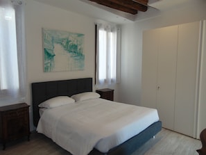 2 bedrooms, internet, bed sheets