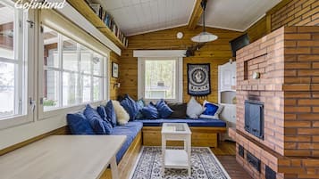 Smart TV, chimenea y libros