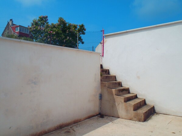 A concrete staircase leading up to a white wall. - Pretty fisherman's house (Ault)