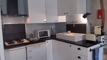 Réfrigérateur, micro-ondes, four, plaque de cuisson