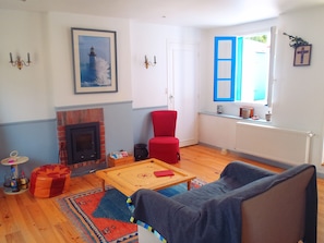 TV, books, stereo, offices
