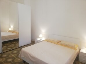 2 chambres, fer et planche à repasser, Wi-Fi gratuit, draps fournis