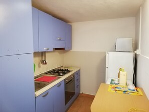Réfrigérateur, micro-ondes, plaque de cuisson, cafetière/bouilloire