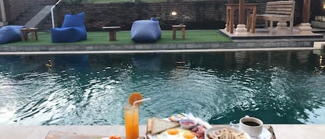 Una piscina al aire libre