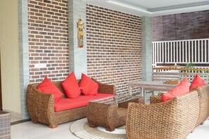Lobby sitting area - Oka's Guest House (Canggu)