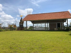 Property grounds - Oka's Guest House (Canggu)