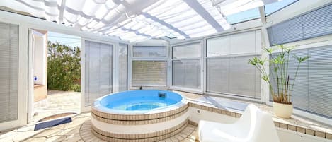 Bañera de hidromasaje cubierta