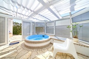 Indoor spa tub - Holiday house NIKA with pool and jacuzzi (Linardići)