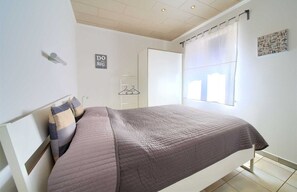 3 bedrooms, in-room safe, WiFi, bed sheets - Holiday house NIKA with pool and jacuzzi (Linardići)