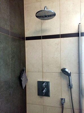 Dusche, Haartrockner, Toilettenpapier