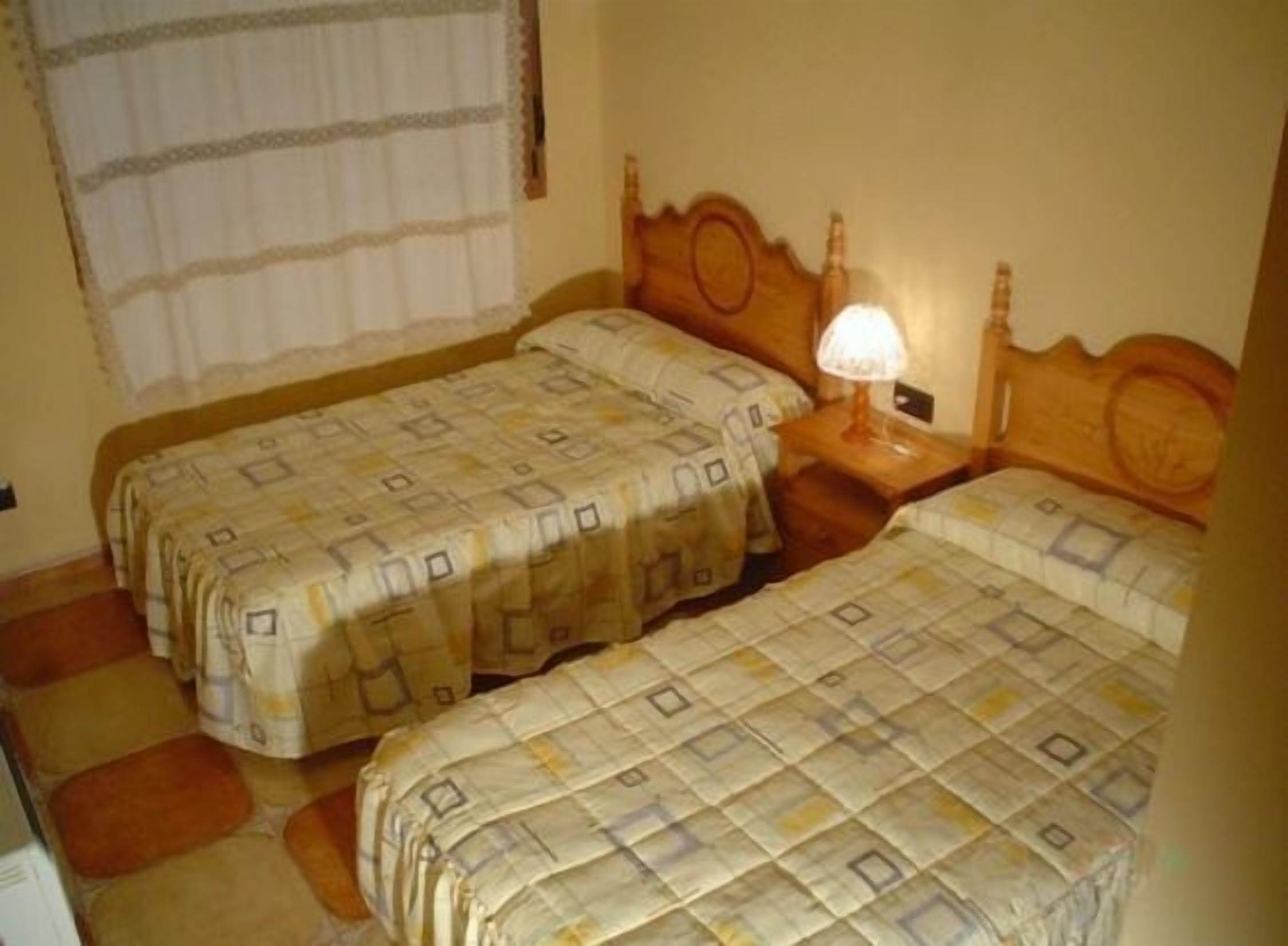 Casa Rural Los Caldereros for 16 people