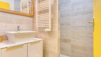 Shower, hair dryer, towels