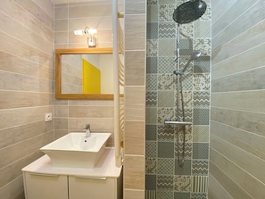 Shower, hair dryer, towels