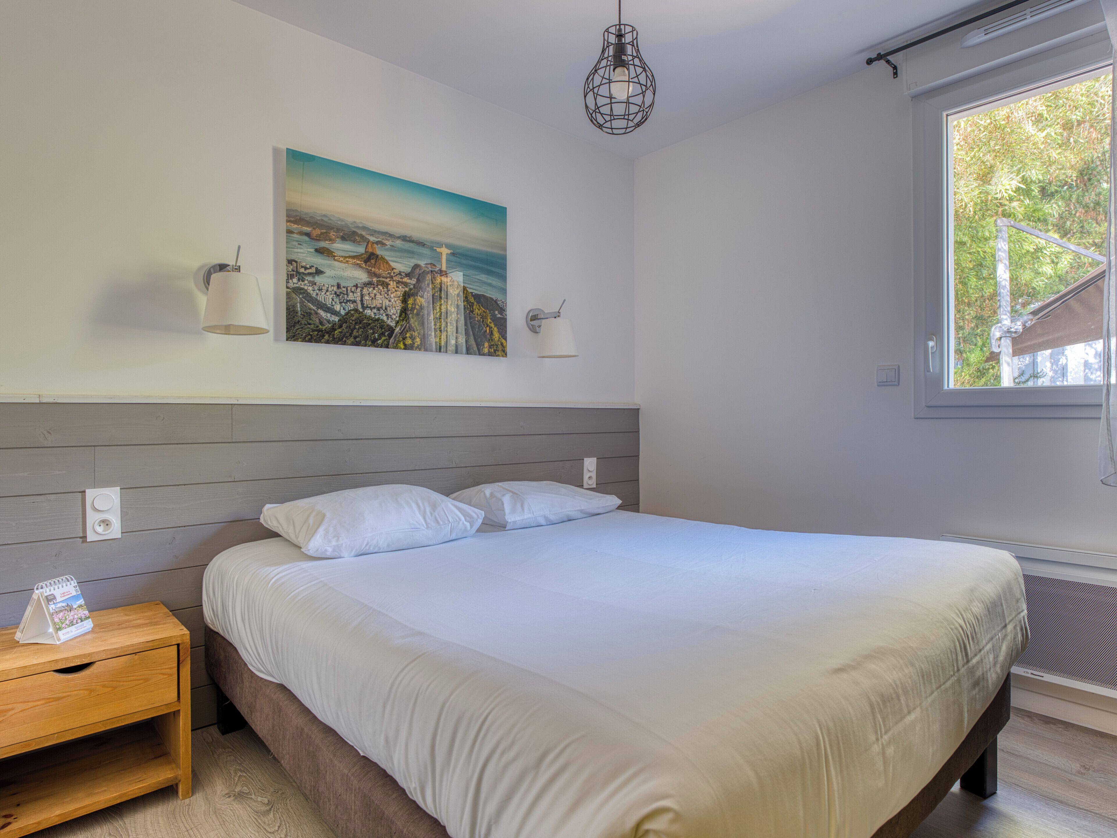 2 slaapkamers, een strijkplank/strijkijzer, reisbedje, wifi